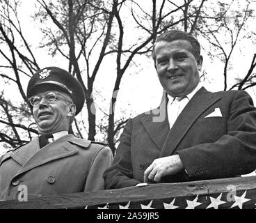 Questa fotografia è stata scattata a circa 1960 e mostra il dottor von Braun la visualizzazione di una sfilata con il Maggiore Generale John Barclay. Foto Stock