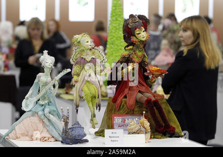 Kiev, Ucraina. Xviii oct, 2019. I visitatori guardano su autor la bambola durante il salone internazionale dell autore della bambola e Orsacchiotto 'fashion doll' in Kiev, Ucraina, 18 ottobre 2019. Il salone internazionale dell'autore della bambola attira di maestri, artisti, collezionisti e appassionati di bambole arte. Ucraini e internazionali di maestri e artisti di presentare ai visitatori una magnifica esposizione di autori collezione di bambole in varie tecniche, OOAK bambole bambole antiche, interni di bambole, BJD, Teddy Bear e amici, tradizionali ucraine bambole, come pure altri autore di giocattoli e accessori bambola Foto Stock