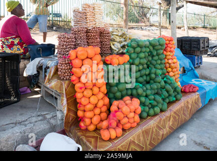 La frutta e la verdura venditore, Donna vendita di frutta, street commerciante o venditore in un mercato di Hazyview, Mpumalanga, Sud Africa Foto Stock