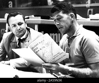 (19 Sett. 1962) --- astronauta Walter M. Schirra Jr, (destra), Mercury-Atlas 8 (MA-8) pilota, discute il MA-8 piano di volo con volo Direttore Christopher C. Kraft Jr, capo delle operazioni di volo presso la Divisione presidiata centro di veicolo spaziale, Houston Foto Stock