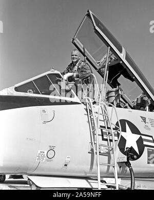 (1961) --- astronauta John H. Glenn Jr nel cockpit di un T-106. Foto Stock