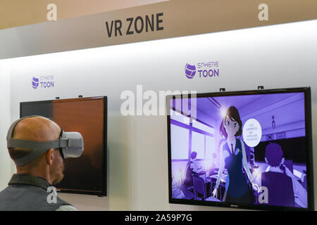 17 ottobre 2019, Assia, Frankfurt/Main: un uomo con gli occhiali VR alla Fiera del Libro di Francoforte. Foto: Jens Kalaene/dpa-Zentralbild/ZB Foto Stock