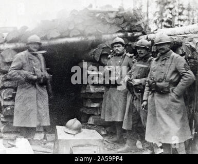 Con gli americani nel nord della Russia. Sul Dwiva, Francesi e Americani combattere insieme. Questa foto mostra la loro azienda una mitragliatrice nest ca. 1918-1919 Foto Stock