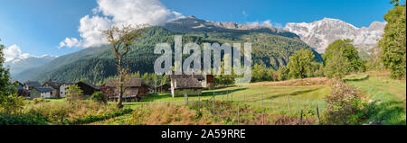 Catena alpina. Villaggio di montagna di Macugnaga e il Monte Rosa, Italia Foto Stock