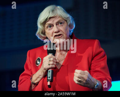 Londra REGNO UNITO. Il 18 ottobre 2019. Ann Widdecombe, membro del Parlamento europeo, parlando al partito Brexit Rally, al QEII Hall di Westminster , davanti alla House of Commons seduta di sabato. Credito: Thomas Bowles/Alamy Live News Foto Stock