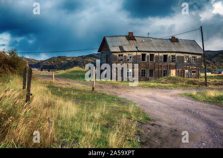 In legno antico un appartamento a due piani in costruzione Teriberka, Russia. Foto Stock