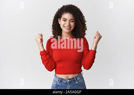 Sì nuovo successo. Ragazza vincente della lotteria celebra felicemente sentirsi vincitore trionfante stringere i pugni successo vittoria gesto sorridente lieti realizzare Foto Stock