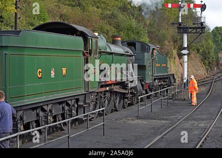 Volontariato dei lavoratori ferroviari di smistamento di locomotive a vapore 6960 Halll Raveningham e 4144 a Bewdley stazione sul Severn Valley Heritage Railway Foto Stock