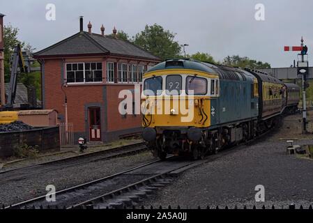 Ex British Rail Crompton Classe 33 patrimonio loco diesel 33108 si avvicina a Kidderminster stazione sul Severn Valley Heritage Railway Foto Stock