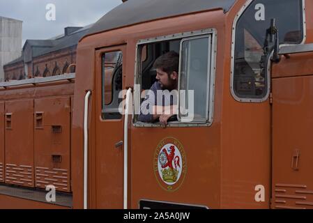 Treno conducente attende per tutti Cancella per uscire con patrimonio locomotiva diesel classe 14 n. 9551 a Kidderminster stazione, Severn Valley Railway Foto Stock