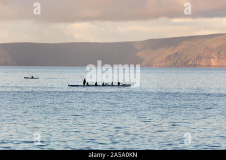 Canoa Outrigger off Wailea Beach a piedi nella costa sud di Maui con Molokini cratere in background Foto Stock