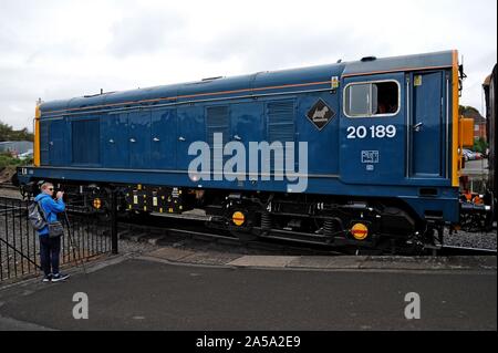 Gli appassionati di rampa a fotografare un British Rail class 20 locomotiva diesel come si arriva a Kidderminster stazione, Severn Valley Railway Foto Stock