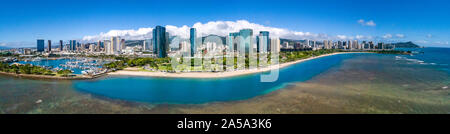 Una veduta aerea della spiaggia di Ala Moana da Kewalo Basin tutti il modo di Diamond Head, Hawaii. Questo panorama è stato creato da cinque immagini. Foto Stock