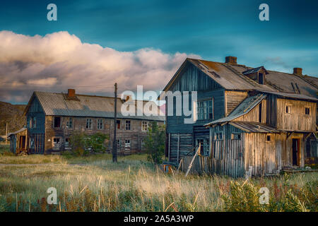 Abbandonate le case in legno nel villaggio di Teriberka, Russia. Paesaggio surreale. Foto Stock