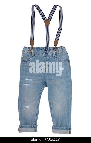 Jeans isolato. Moda elegante blu denim pant o pantaloni per bambino ragazzo con calze autoreggenti a righe isolate su uno sfondo bianco. Jeans estate e autu Foto Stock