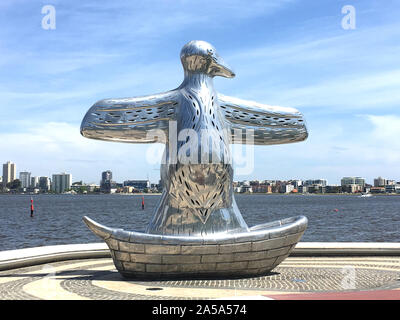 Una scultura in Perth (Australia) di un gigante di Silver Bird, chiamato "Primo contatto'. Creato da Laurel Nannup per onorare i primi europei in Australia. Foto Stock