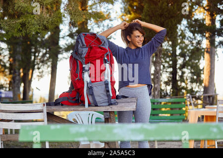 Ragazza sorridente si prepara per il viaggio a vacanza Foto Stock