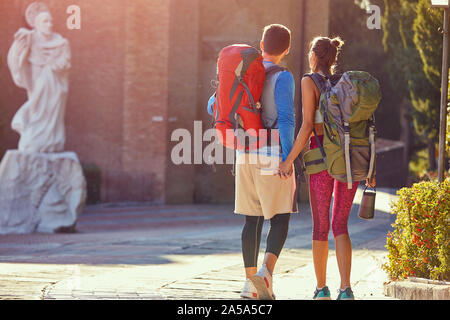 Il viaggio. Giovane turista giovane viaggiare, camminando sulla strada. Foto Stock