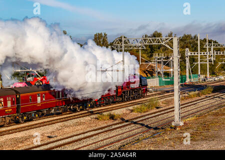 Northamptonshire, Regno Unito. Il 19 ottobre 2019. Locomotiva a vapore 46233 Duchessa di Sutherland e la Yorkshireman Railtour passa attraverso Northamptonshire vicino Isham a 0909 questa mattina, tra Wellingborough e Kettering. La Duchessa di Sutherland è stato costruito nel 1938 come una elevata velocità del treno passeggeri, il trasporto di passeggeri tra Londra Euston e Glasgow Central. Credito: Keith J Smith./Alamy Live News Foto Stock