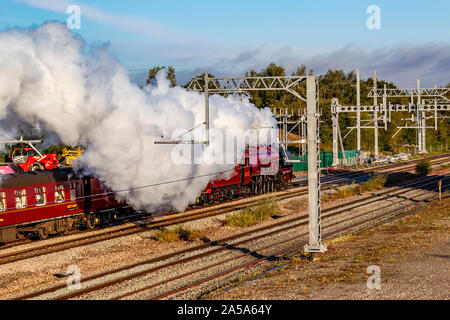 Northamptonshire, Regno Unito. Il 19 ottobre 2019. Locomotiva a vapore 46233 Duchessa di Sutherland e la Yorkshireman Railtour passa attraverso Northamptonshire vicino Isham a 0909 questa mattina, tra Wellingborough e Kettering. La Duchessa di Sutherland è stato costruito nel 1938 come una elevata velocità del treno passeggeri, il trasporto di passeggeri tra Londra Euston e Glasgow Central. Credito: Keith J Smith./Alamy Live News Foto Stock