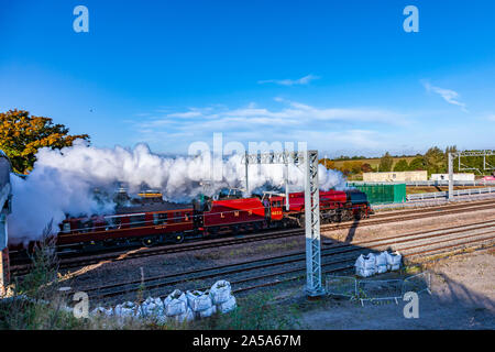 Northamptonshire, Regno Unito. Il 19 ottobre 2019. Locomotiva a vapore 46233 Duchessa di Sutherland e la Yorkshireman Railtour passa attraverso Northamptonshire vicino Isham a 0909 questa mattina, tra Wellingborough e Kettering. La Duchessa di Sutherland è stato costruito nel 1938 come una elevata velocità del treno passeggeri, il trasporto di passeggeri tra Londra Euston e Glasgow Central. Credito: Keith J Smith./Alamy Live News Foto Stock