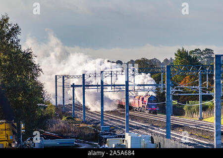 Northamptonshire, Regno Unito. Il 19 ottobre 2019. Locomotiva a vapore 46233 Duchessa di Sutherland e la Yorkshireman Railtour passa attraverso Northamptonshire vicino Isham a 0909 questa mattina, tra Wellingborough e Kettering. La Duchessa di Sutherland è stato costruito nel 1938 come una elevata velocità del treno passeggeri, il trasporto di passeggeri tra Londra Euston e Glasgow Central. Credito: Keith J Smith./Alamy Live News Foto Stock