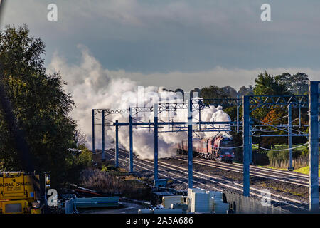 Northamptonshire, Regno Unito. Il 19 ottobre 2019. Locomotiva a vapore 46233 Duchessa di Sutherland e la Yorkshireman Railtour passa attraverso Northamptonshire vicino Isham a 0909 questa mattina, tra Wellingborough e Kettering. La Duchessa di Sutherland è stato costruito nel 1938 come una elevata velocità del treno passeggeri, il trasporto di passeggeri tra Londra Euston e Glasgow Central. Credito: Keith J Smith./Alamy Live News Foto Stock