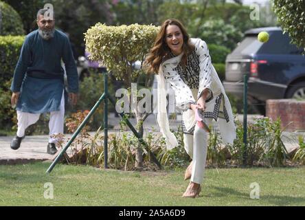 La Duchessa di Cambridge gioca il cricket venerdì durante una visita al Villaggio SOS a Lahore in Pakistan. Foto Stock