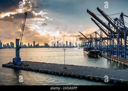 Vista delle procedure Dockside Wizard e città in background in al tramonto di sera dal porto di Cartagena, Colombia Foto Stock