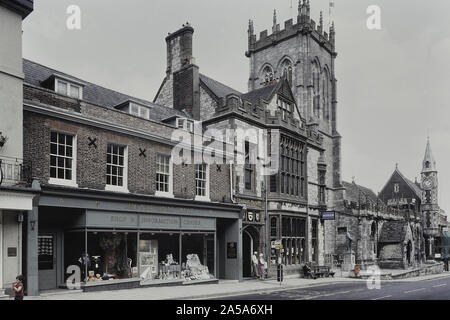 Dorchester High Street, Dorset, Inghilterra, Regno Unito. Circa ottanta Foto Stock