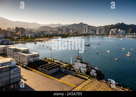 Vista dalla nave da crociera del porto di Santa Marta, Colombia Foto Stock