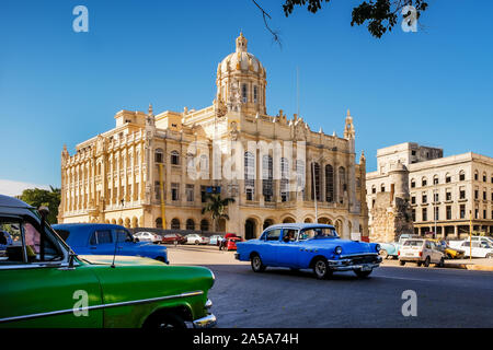 Scena di strada con Vintage Classic American Cars, Havana, Cuba Foto Stock