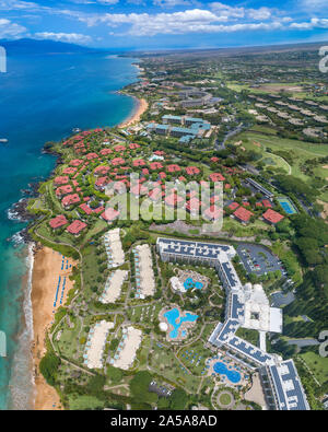 Una veduta aerea della Kea Lani Hotel guardando a nord di Wailea passato punto al Four Seasons e Grand Wailea Hotels, costa sud di Maui, Hawaii, Stati Uniti d'America. Foto Stock