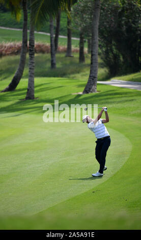 Sanya, cinese della provincia di Hainan. Xix oct, 2019. Robin Roussel di Francia tees off durante il terzo round in abbinamento alla sfida europea Golf Tour 2019 Hainan Open di Sanya, Cina del sud della provincia di Hainan, Ottobre 19, 2019. Credito: Guo Cheng/Xinhua/Alamy Live News Foto Stock