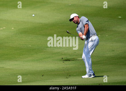 Sanya, cinese della provincia di Hainan. Xix oct, 2019. Richard blanda di Inghilterra colpisce un colpo durante il terzo round in abbinamento alla sfida europea Golf Tour 2019 Hainan Open di Sanya, Cina del sud della provincia di Hainan, Ottobre 19, 2019. Credito: Guo Cheng/Xinhua/Alamy Live News Foto Stock