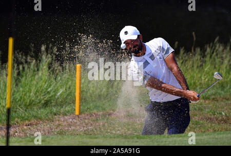 Sanya, cinese della provincia di Hainan. Xix oct, 2019. Francesco Laporta di Italia colpisce un colpo durante il terzo round in abbinamento alla sfida europea Golf Tour 2019 Hainan Open di Sanya, Cina del sud della provincia di Hainan, Ottobre 19, 2019. Credito: Guo Cheng/Xinhua/Alamy Live News Foto Stock