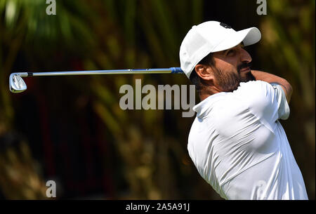 Sanya, cinese della provincia di Hainan. Xix oct, 2019. Francesco Laporta di Italia tee off durante il terzo round in abbinamento alla sfida europea Golf Tour 2019 Hainan Open di Sanya, Cina del sud della provincia di Hainan, Ottobre 19, 2019. Credito: Guo Cheng/Xinhua/Alamy Live News Foto Stock