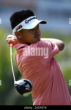 Sanya, cinese della provincia di Hainan. Xix oct, 2019. Liu Yanwei della Cina tees off durante il terzo round in abbinamento alla sfida europea Golf Tour 2019 Hainan Open di Sanya, Cina del sud della provincia di Hainan, Ottobre 19, 2019. Credito: Guo Cheng/Xinhua/Alamy Live News Foto Stock