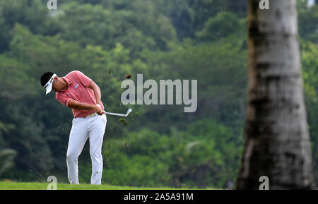 Sanya, cinese della provincia di Hainan. Xix oct, 2019. Liu Yanwei della Cina colpisce un colpo durante il terzo round in abbinamento alla sfida europea Golf Tour 2019 Hainan Open di Sanya, Cina del sud della provincia di Hainan, Ottobre 19, 2019. Credito: Guo Cheng/Xinhua/Alamy Live News Foto Stock