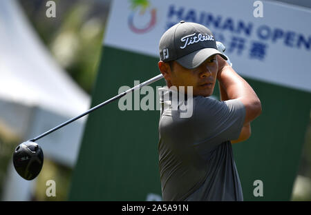 Sanya, cinese della provincia di Hainan. Xix oct, 2019. Xiao Bowen di Cina tees off durante il terzo round in abbinamento alla sfida europea Golf Tour 2019 Hainan Open di Sanya, Cina del sud della provincia di Hainan, Ottobre 19, 2019. Credito: Guo Cheng/Xinhua/Alamy Live News Foto Stock