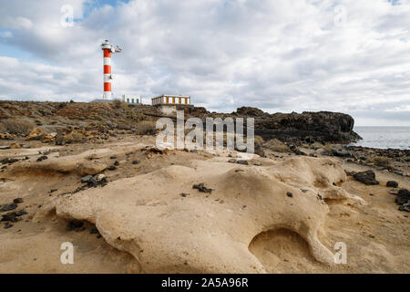 Punta Abona faro. Il paesaggio che si affaccia sull'oceano. Il tramonto. L'acqua è brillante. Isola di Tenerife, Spagna Foto Stock