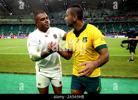 L'Inghilterra del Kyle Sinckler (sinistra) scuote le mani con Australia Kurtley Beale alla fine del 2019 Coppa del Mondo di Rugby Quarti di Finale corrispondono a Oita Stadium, Oita, Giappone. Foto Stock