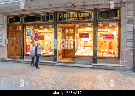 Bilbao, Spagna - 16 settembre 2019. La facciata dell'ora closed shop Viuda Baldomero Fernandez sulla strada Dendarikale. Foto Stock