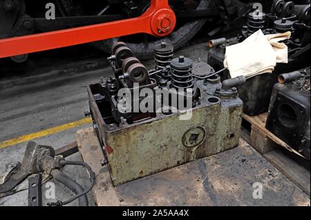 Testate del cilindro di ex BR deviatore classe 11 n. 12099 rimosso e in riparazione a Kidderminster locomotore workshop on Severn Valley Railway Foto Stock