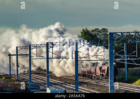 Northamptonshire, Regno Unito. Il 19 ottobre 2019. Locomotiva a vapore 46233 Duchessa di Sutherland e la Yorkshireman Railtour passa attraverso Northamptonshire vicino Isham a 0909 questa mattina, tra Wellingborough e Kettering. La Duchessa di Sutherland è stato costruito nel 1938 come una elevata velocità del treno passeggeri, il trasporto di passeggeri tra Londra Euston e Glasgow Central. Credito: Keith J Smith./Alamy Live News Foto Stock