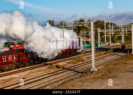 Northamptonshire, Regno Unito. Il 19 ottobre 2019. Locomotiva a vapore 46233 Duchessa di Sutherland e la Yorkshireman Railtour passa attraverso Northamptonshire vicino Isham a 0909 questa mattina, tra Wellingborough e Kettering. La Duchessa di Sutherland è stato costruito nel 1938 come una elevata velocità del treno passeggeri, il trasporto di passeggeri tra Londra Euston e Glasgow Central. Credito: Keith J Smith./Alamy Live News Foto Stock