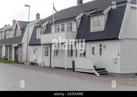 Paesaggio con vecchie case tradizionali a artic villaggio turistico, girato sotto la luminosa luce torbida a Andenes, Andoya, Vesteralen, Norvegia Foto Stock