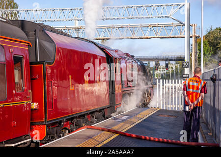 Northamptonshire, Regno Unito. Il 19 ottobre 2019. Locomotiva a vapore 46233 Duchessa di Sutherland e la Yorkshireman Railtour passa attraverso Northamptonshire fermandosi a Kettering a prendere sull'acqua. La Duchessa di Sutherland è stato costruito nel 1938 come una elevata velocità del treno passeggeri, il trasporto di passeggeri tra Londra Euston e Glasgow Central. Credito: Keith J Smith./Alamy Live News Foto Stock