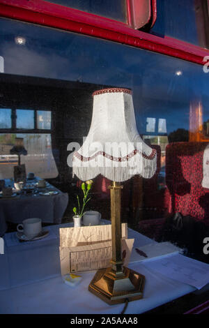 Northamptonshire, Regno Unito. Il 19 ottobre 2019. Locomotiva a vapore 46233 Duchessa di Sutherland e la Yorkshireman Railtour passa attraverso Northamptonshire fermandosi a Kettering a prendere sull'acqua. La Duchessa di Sutherland è stato costruito nel 1938 come una elevata velocità del treno passeggeri, il trasporto di passeggeri tra Londra Euston e Glasgow Central. Credito: Keith J Smith./Alamy Live News Foto Stock