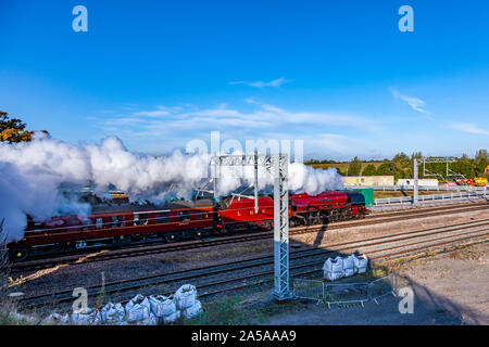 Northamptonshire, Regno Unito. Il 19 ottobre 2019. Locomotiva a vapore 46233 Duchessa di Sutherland e la Yorkshireman Railtour passa attraverso Northamptonshire vicino Isham a 0909 questa mattina, tra Wellingborough e Kettering. La Duchessa di Sutherland è stato costruito nel 1938 come una elevata velocità del treno passeggeri, il trasporto di passeggeri tra Londra Euston e Glasgow Central. Credito: Keith J Smith./Alamy Live News Foto Stock